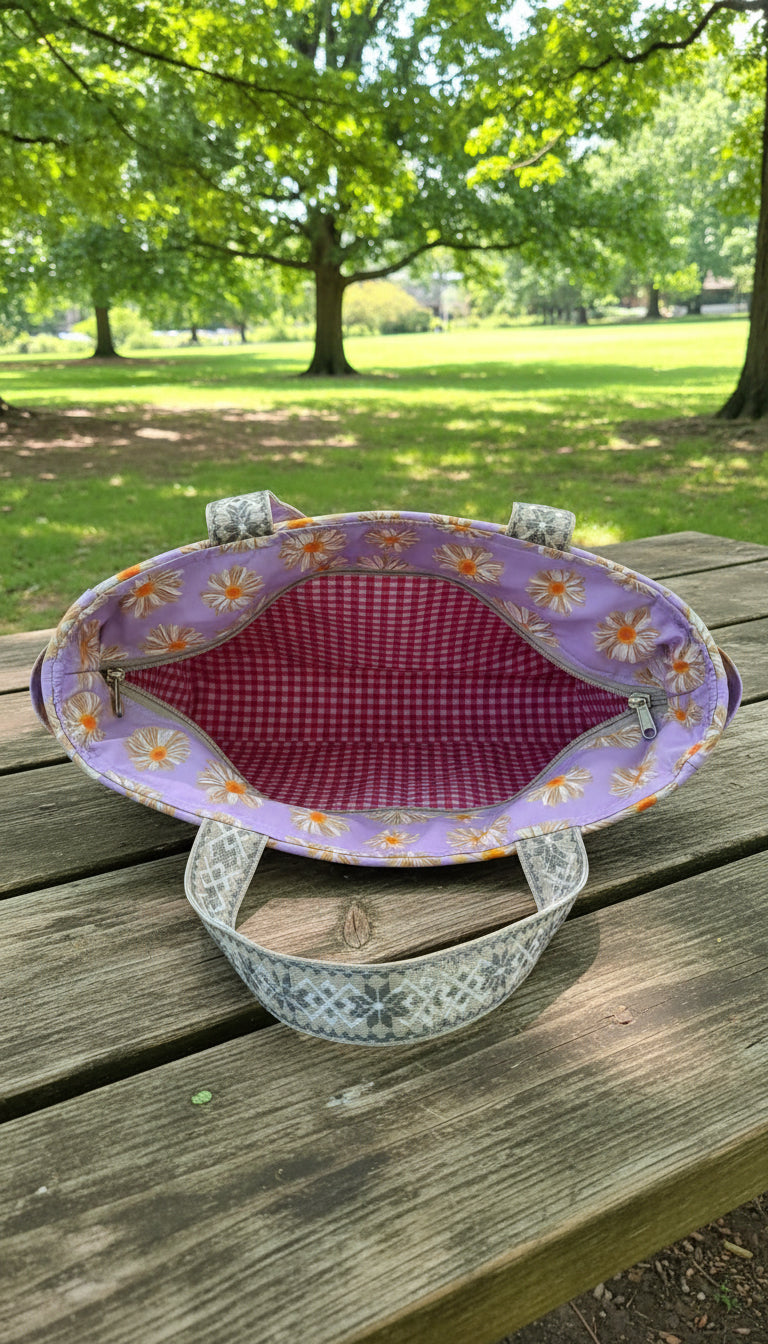 Daisies for Days Everyday Tote Bag with recessed zipper